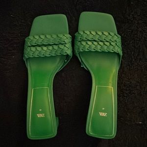 NWOT Zara Women’s Kelly green Mules